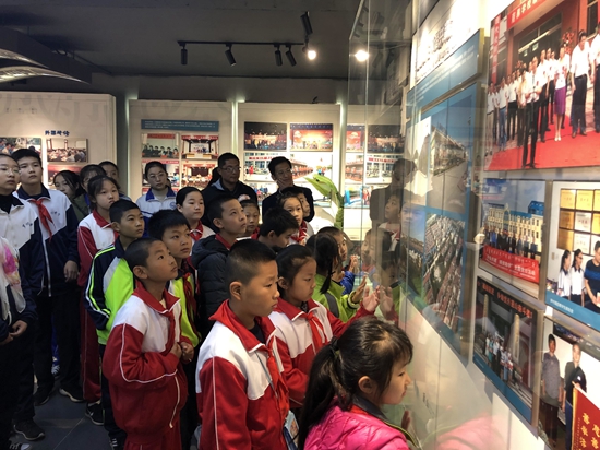 重山集團參加羅村中心?！皭坌闹鷮W”資助金發(fā)放儀式25